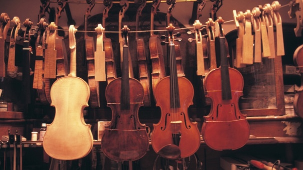 Einblick in eine Werkstatt für Streichinstrumente | Bild: John Foxx Images