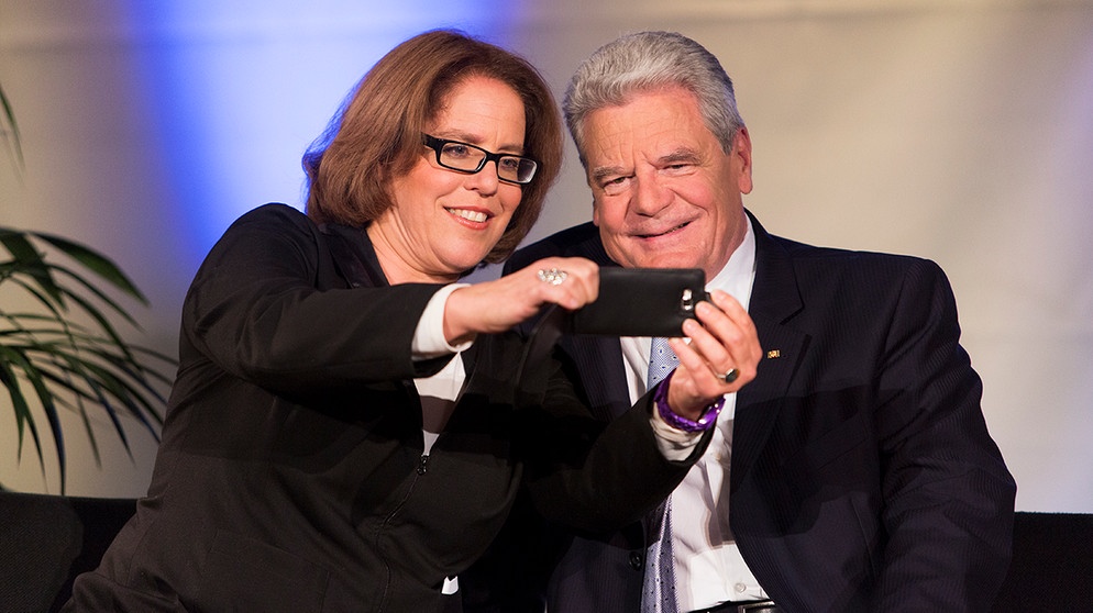 Rabbinerin Dalia Marx aus Jerusalem macht ein Selfie mit Bundespräsident Gauck | Bild: BR/ Max Hofstetter