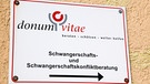 Schild der katholischen Schwangerenberatungsstelle Donum Vitae in Paderborn | Bild: picture-alliance/dpa