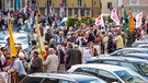 Menschenmenge mit Plakaten | Bild: BR/Jonathan Offel