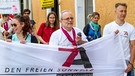 Hannes Kreller, von der  Katholischen Arbeitnehmerbewegung München trägt Plakat für freien Sonntag | Bild: BR/Jonathan Offel
