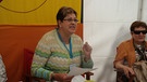 Maria Hollering-Hamers, Referentin des Katholischen Deutschen Frauenbundes, sitzt in einem Zelt. | Bild: Joseph Röhmel / BR