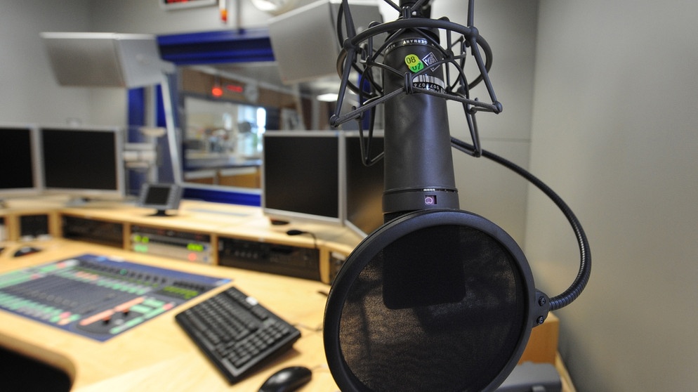 Mikrofon im Radiostudio | Bild: picture-alliance/dpa