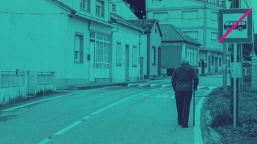 Ein Mann mit Stock läuft auf einer Dorfstraße. Das Bushaltestellenschild ist durchgestrichen. | Bild: BR, picture-alliance/dpa, colourbox.com; Montage: BR