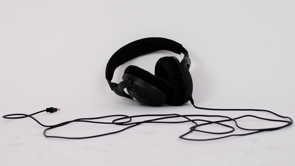 Stereo-Kopfhörer mit Kabel und kleinem Klinkenstecker | Bild: BR/Anja Salewsky