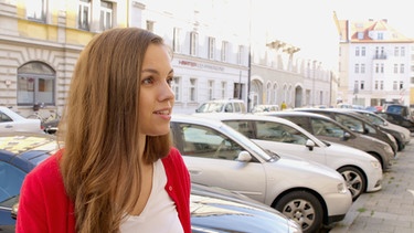 Polina Gordienko, Kommunalpolitikerin und Studentin, steht auf einer Straße in München | Bild: BR