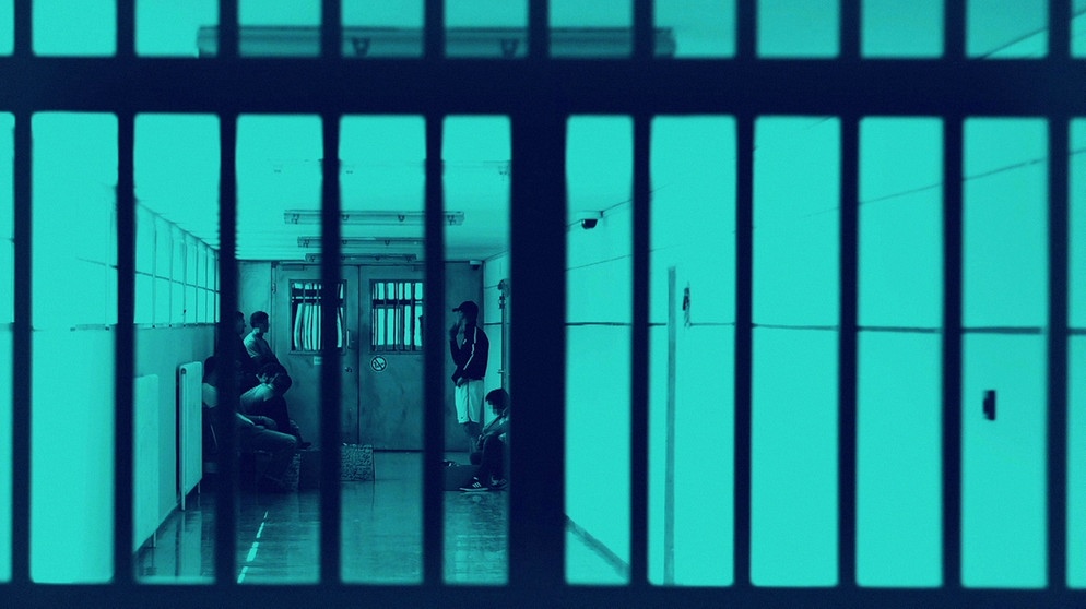 Gefängnis: Hinter Gitterstäben, in einem Flur, sieht man Jugendliche. | Bild: BR, picture-alliance/dpa, colourbox.com; Montage: BR
