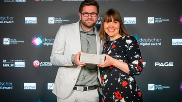 Markus Köbnik und Eva Deinert nehmen den Deutschen Digital Award in Bronze in Empfang. | Bild: Deutscher Digital Award