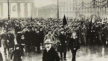 Revolutionäre in Berlin 1918 | Bild: SZ Photo