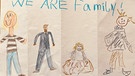 Eine Zeichnung von vier Familienmitgliedern: Mutter, Vater, Tochter, Sohn | Bild: BR/Mühlberger