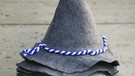 Sogenannte Seppl-Hüte stehen auf dem Oktoberfest in München zum Verkauf. | Bild: picture-alliance/dpa