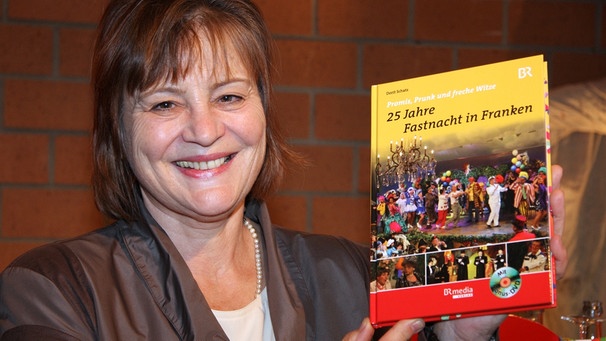 Dorit Schatz präsentiert ihr Buch "25 Jahre Fastnacht in Franken" | Bild: BR-Studio Franken/Franz Engeser
