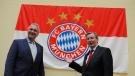 Karl Hopfner vor dem Logo des FC Bayern München | Bild: picture-alliance/dpa