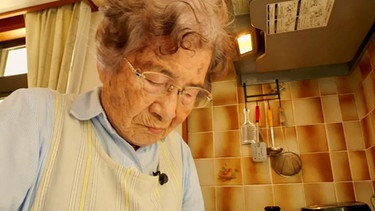 Alte Dame mit Brille in einer Küche | Bild: ZDF/SRF