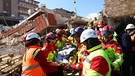 Viele Helfer bergen einen Verletzten aus den Trümmern | Bild: picture-alliance/dpa