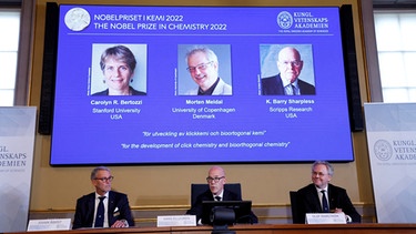 Das Nobelpreis-Kommittee präsentiert die Nobelpreisträger für Chemie auf einem Screen. | Bild: Reuters