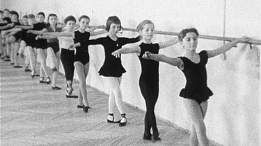 Ballettmädchen im Trainingsraum im Jahr 1955 . Eine von ihnen ist die kleine "Corri", die damals 11 Jahre alt war. Heute, als 74-Jährige, sieht Corinna Schott den Film von damals wieder. Sie kommentiert ihn und lässt die Zuschauer in "alpha-retro spezial" an ihren Erinnerungen teilhaben. | Bild: BR