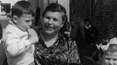 1966: Die Familien der italienischen Gastarbeiter in Deutschland müssen sich ohne Vater behelfen: eine Mutter mit zwei ihrer sechs Kinder in Italien. | Bild: BR