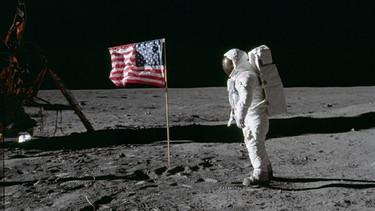Buzz Aldrin 1969 auf dem Mond neben der Flagge der Vereinigten Staaten von Amerika, aufgenommen von Neil Armstrong. | Bild: NASA