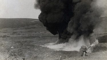 Frühjahrsoffensive 1918 in Flandern: Deutsche Soldaten bekämpfen mit einem Flammenwerfer feindliche Stellungen | Bild: SZ Photo / Scherl
