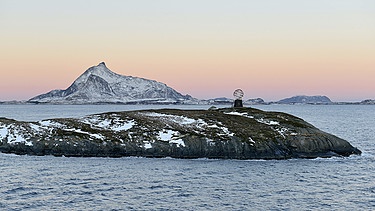 Ein kleiner Metallglobus markiert den Polarkreis auf der kleinen Felseninsel Vikingen in der norwegischen Region Helgeland | Bild: picture-alliance/dpa, Michael Narten