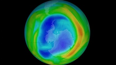 Über dem Südpol bildete sich im Winter ein regelrechtes Ozonloch. | Bild: BR/SWR
