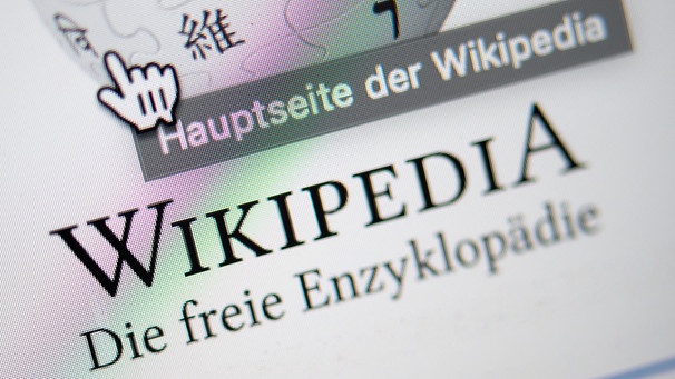 Unter einem Cursor steht auf der Startseite mit dem Logo der deutschsprachigen Internet-Enzyklopädie Wikipedia "Hauptseite der Wikipedia".  | Bild: dpa-Bildfunk/Sebastian Gollnow