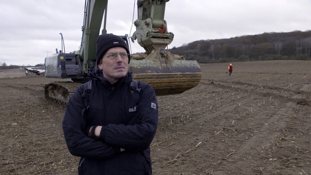 Während sich Malte Heynen noch gegen die Gas-Pipeline auf seinem Acker wehrt, reißen Bagger schon den Mutterboden auf.
| Bild: BR/NDR