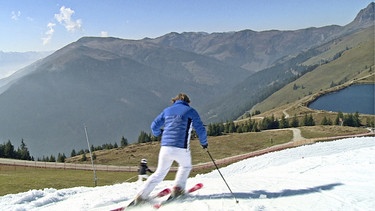 Skifahren im Grünen: Mitte Oktober eröffnet Kitzbühel seine ersten Pisten.
Skifahren auf Kunstschnee bei 20 Grad zur Saisoneröffnung.
| Bild: BR/SWR