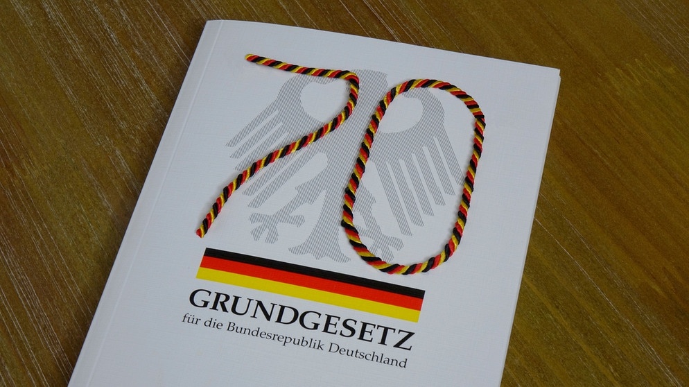 Конституция фрг. Конституция Германии картинки. Конституция Германии обложка. Конституция ФРГ книга. Основной закон ФРГ книга.