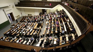 Grosser Hörsaal in der Ludwig-Maximilians-Universität München | Bild: picture-alliance/dpa