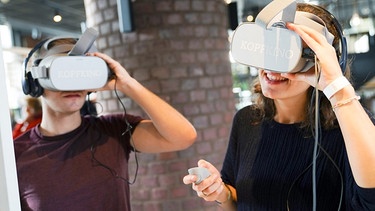 Jugendliche mit virtual Reality-Brillen | Bild: WDR/Annika Fußwinkel