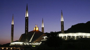 Die Faisal-Moschee bei Nacht, Islamabad, Pakistan | Bild: picture-alliance/dpa