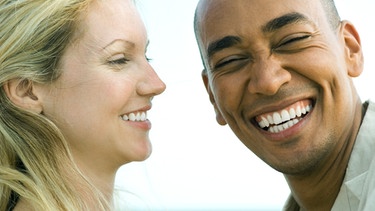 Paar lacht in die Kamera | Bild: colourbox.com