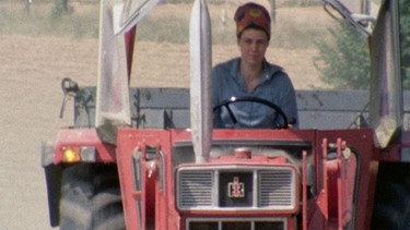 Eine Frau auf dem Lande - mit Leidenschaft trotz 14-Stunden-Tag: Waltraud Berner aus Opperhausen auf dem Traktor (1975). | Bild: BR/NDR