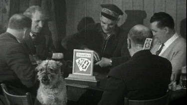 Giesinger Feuilleton 1958 - Szenen eines Stadtviertels. Beim Stammtisch schaut auch der Hund in die Karten. | Bild: BR