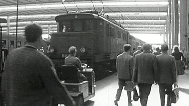 Der Münchner Hauptbahnhof im Jahr 1966: Reges Treiben am Bahnsteig. | Bild: BR