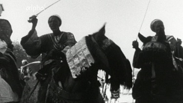 1963 in Maiduguri im Sahel: am Freitag, dem moslemischen Feiertag, präsentieren sich Reiter bei ihrer Parade in reich verzierten Rüstungen, wie sie noch zu Zeiten der Kreuzzüge getragen wurden. | Bild: BR