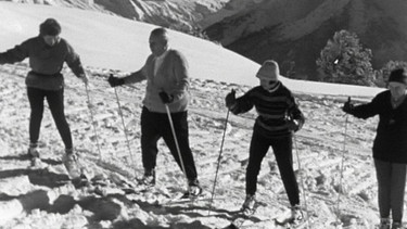 Harry Valerien stellt eine Gruppe von Skianfängern vor – sportliche und unsportliche Menschen –, die einen Skikurs belegt haben und zeigt, was sie dort lernen. | Bild: BR