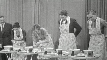 "Wir suchen die ideale Frau" - vier Kandidatinnen lösen Aufgaben, gestellt von einem Mann ... 1957 mit Quizmaster Fred Rauch. Im Bild: wer macht am schnellsten die beste Mayonnaise? | Bild: BR