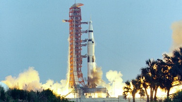Eine "Saturn V"-Rakete startet vom Weltraumbahnhof Cape Canaveral mit der "Apollo 13"-Crew an Bord. | Bild: dpa-Bildfunk/Uncredited