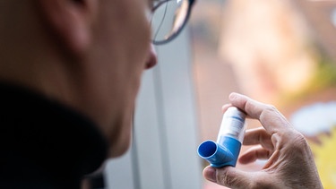 Ein Asthmatiker hält ein Asthmaspray in der Hand.  | Bild: dpa-Bildfunk/Philipp von Ditfurth
