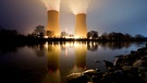 Wasserdampf steigt aus den Kühltürmen vom Kernkraftwerk Grohnde auf. | Bild: dpa-Bildfunk/Julian Stratenschulte