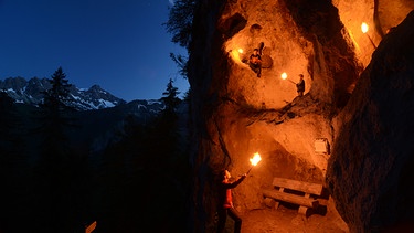 Die Höhlen am Wildfräuleinstein gelten als magischer Ort. | Bild: BR/Hinterstein