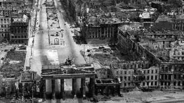 Brandenburger Tor / Trümmer einer Stadt | Bild: imago images/United Archives International