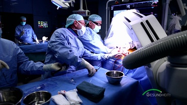 Im Klinikum Augsburg ist die Notaufnahme für die Ärzte jeden Tag eine Herausforderung – und die Herzchirurgen kämpfen um das Leben ihrer Patienten. | Bild: BR