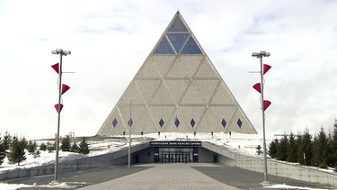 Die Pyramide des Friedens und der Eintracht. Entworfen von Sir Norman Foster. Hier treffen sich alle zwei Jahre die Führer der Weltreligionen. | Bild: BR/NDR