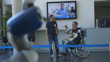 Wir testen ein Exoskelelett für Schlaganfallpatienten am Deutschen Forschungszentrum für Künstliche Intelligenz in Bremen (DFKI). | Bild: BR