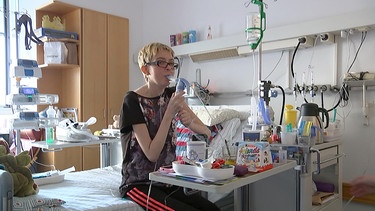 Sarah Schönhoff leidet an Mukoviszidose. Seit einem Jahr wartet die 25-jährige auf die passende, lebensrettende Lunge. | Bild: BR/rbb/Johannes Mayer