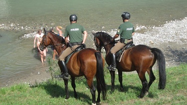 Polizisten mit Pferden im Einsatz beim Reggae-Festival. | Bild: BR/Georg Antretter